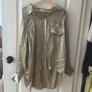 EUC aritzia Wilfred cupro button down shirt in a olive colour size M